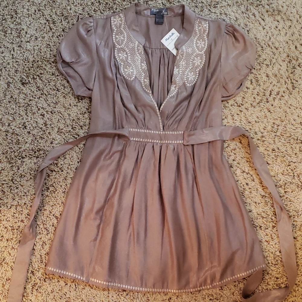Shiny mauve blouse w/embroidered color